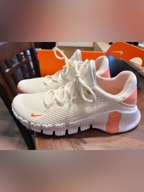 Nike Women's free Metcon 4 sail/total orange size 8